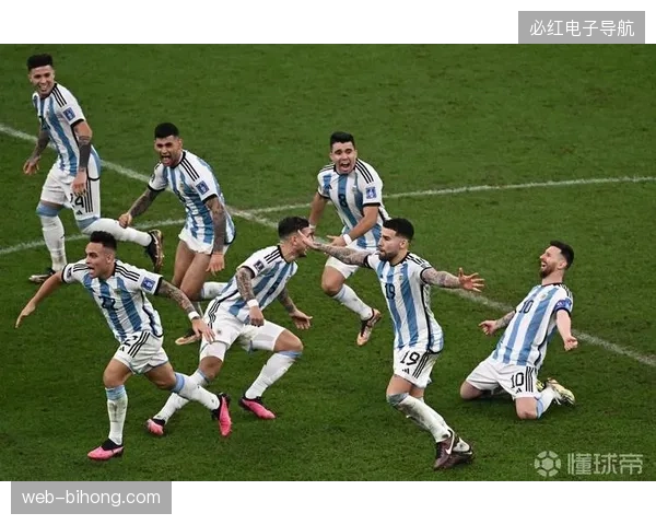 阿根廷队中场铁三角的默契配合与高传球成功率，是球队控制比赛的关键